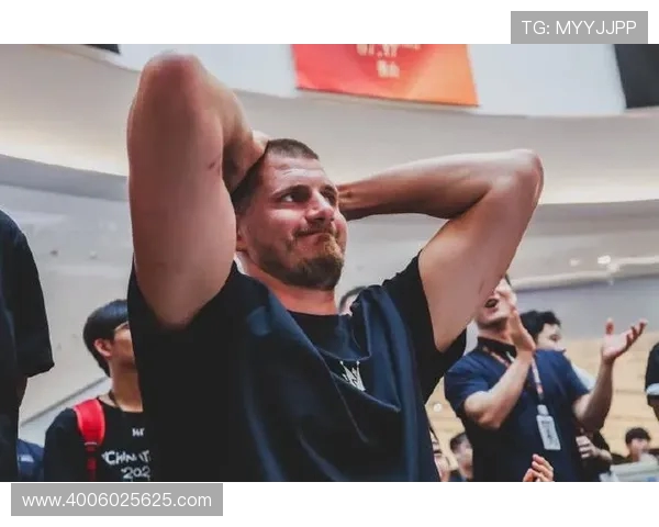 历史重演的幽默瞬间约基奇与文班的书籍对话引发笑声